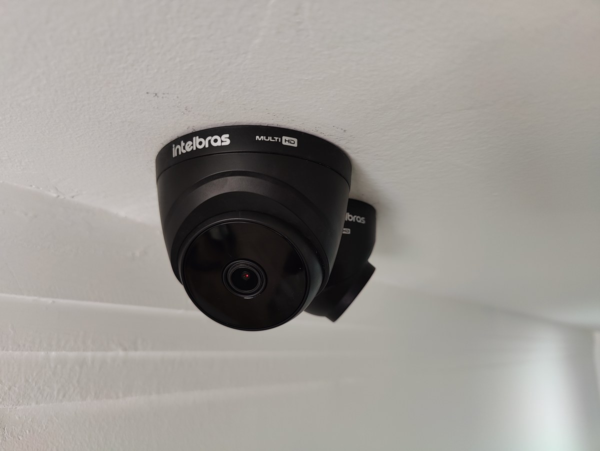 Câmera de segurança Intelbras Multi HD instalada